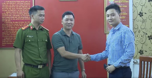 Nhặt đuợc ví tiền, cán bộ UBND thị trấn Cát Bà (huyện Cát Hải) trao lại người đánh mất